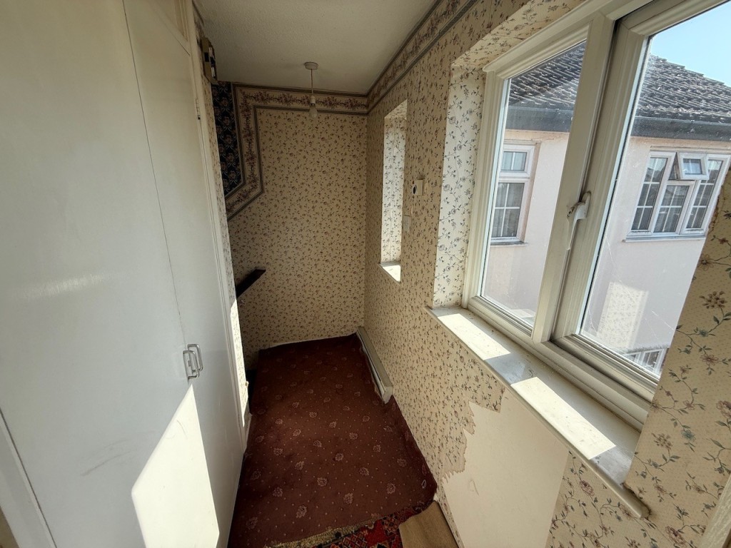 Lot: 159 - MAISONETTE FOR IMPROVEMENT - Inner hallway with storage cupboard